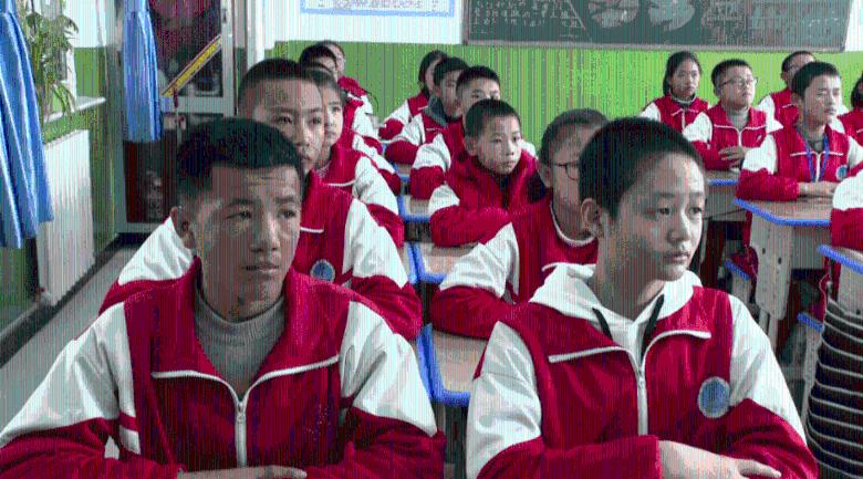 42岁马丽登《趋势》开年封面,穿玫瑰袖深V礼服,如美神降临
